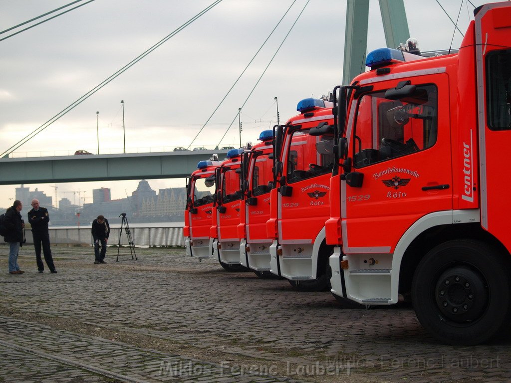 Neue LF`s fuer Koeln Uebergabe in Koeln Deutz an den Wachen  P084.JPG
